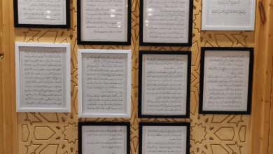 فنان مصري يخط وثيقة الأخوة الإنسانية بملتقى الأزهر للخط العربي