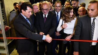 وزير الشباب والمستشار محمد الدمرداش خلال افتتاح المبنى الاجتماعى