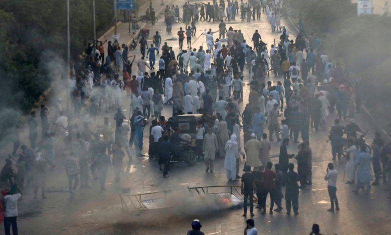باكستان:-إقالة-3-ضباط-كبار-ومحاكمة-102-شخص-بسبب-الاضطرابات