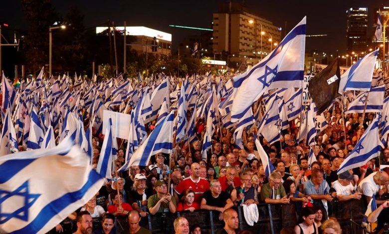 احتجاجات-حاشدة-في-تل-أبيب-ضد-خطط-نتنياهو-لإصلاح-القضاء