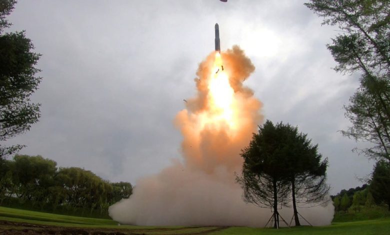 كوريا-الشمالية-تطلق-صاروخاً-باليستياً-في-بحر-اليابان