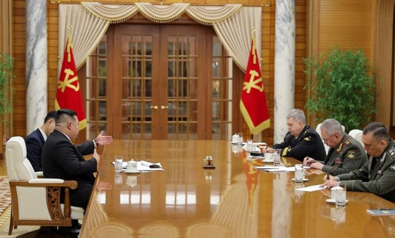 بالصور.-كيم-جونغ-أون-يلتقي-وزير-دفاع-روسيا-في-بيونغ-يانغ