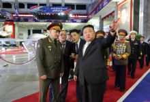 كيم-يستعرض-مسيّرات-وصواريخ-كوريا-الشمالية-أمام-وزير-دفاع-روسيا