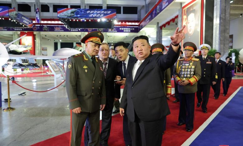 كيم-يستعرض-مسيّرات-وصواريخ-كوريا-الشمالية-أمام-وزير-دفاع-روسيا
