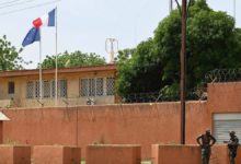 انتشار-أمني-مكثف-وهدوء-حذر-في-محيط-السفارة-الفرنسية-بالنيجر