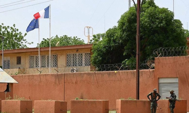 انتشار-أمني-مكثف-وهدوء-حذر-في-محيط-السفارة-الفرنسية-بالنيجر