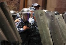 احتجاجات-بأرمينيا.-وأذربيجان-تبحث-إصدار-عفو-عن-مقاتلي-كاراباخ