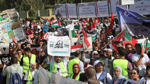 بالصور…-آلاف-المصريين-يتظاهرون-أمام-المنصة-تضامنا-مع-غزة