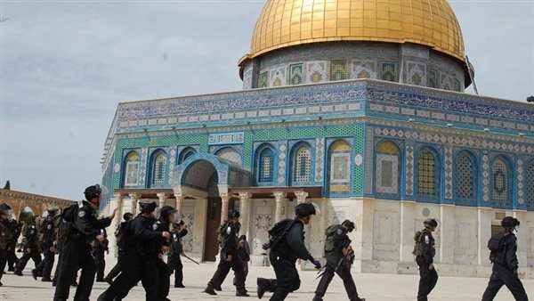 الاحتلال-الإسرائيلي-يقمع-المُصلين-في-وادي-الجوز-و4-آلاف-فقط-يتمكنون-من-صلاة-الجمعة-بالمسجد-الأقصى