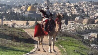 بالفيديو.-سانتا-كلوز-الفلسطيني-يتجول-في-القدس-بفرحة-منقوصة