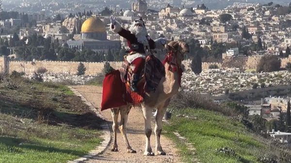 بالفيديو.-سانتا-كلوز-الفلسطيني-يتجول-في-القدس-بفرحة-منقوصة