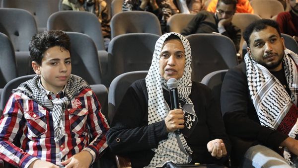 بكاء-الطلاب-الفلسطينين-أثناء-فعاليات-أسبوع-السينما-الفلسطينية.-صور
