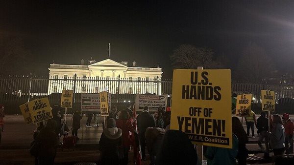 مظاهرة-أمام-البيت-الأبيض-احتجاجًا-على-الضربات-الأمريكية-لمواقع-في-اليمن